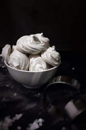 小满生活美食剧海报——女主角在厨房烹饪，阳光透过窗户照进来，生活气息浓郁