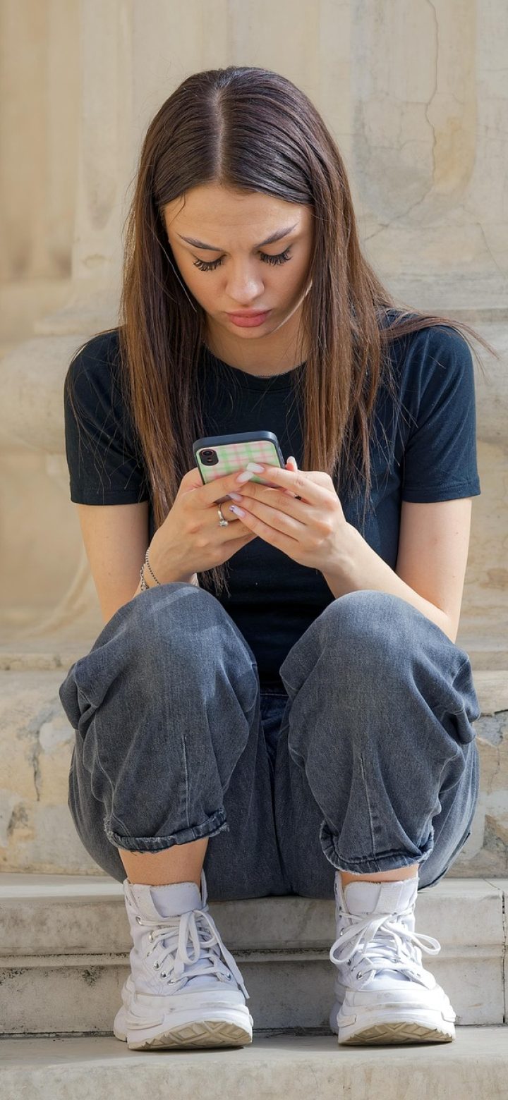 手机显示欢迎来龙餐馆免费观看完整版 App 的缓存管理页面，多集剧集排成队列并显示下载进度条，整体界面为半透明毛玻璃质感