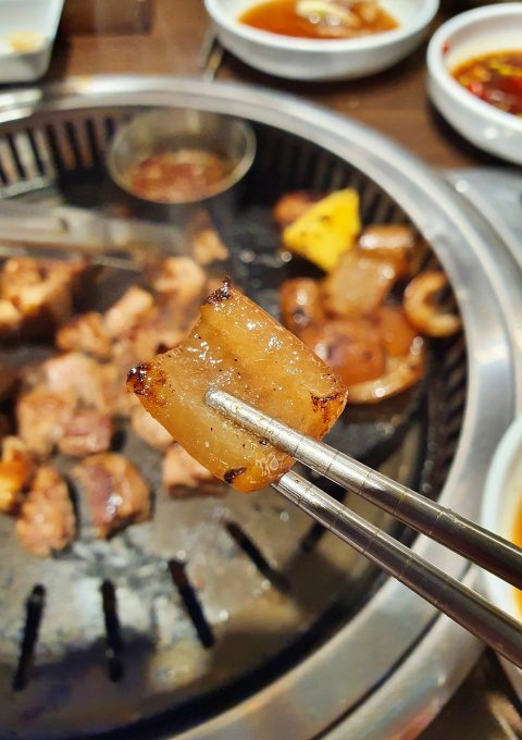 欢迎来龙餐馆电影海报——主角站在传统中式餐馆门口，身着厨师服，背景是热闹的餐馆内景，色调温暖